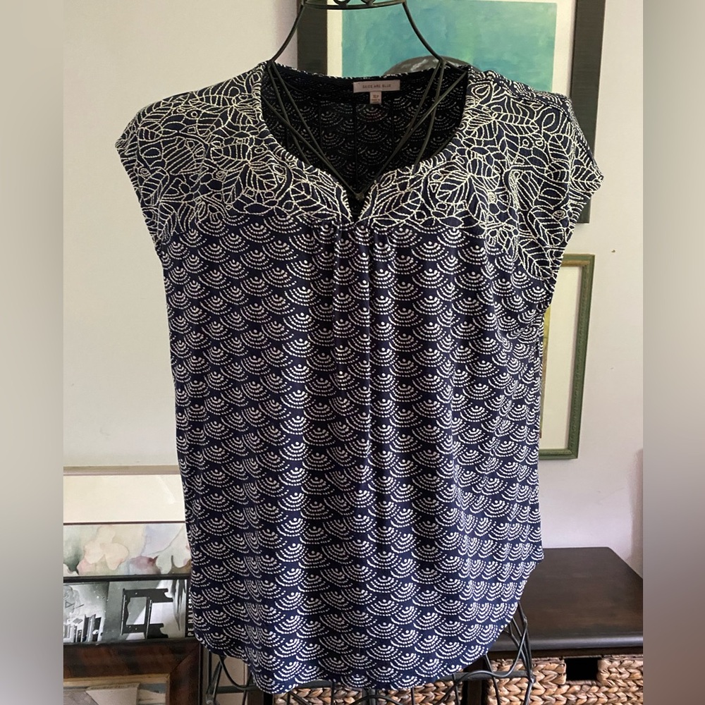 Really cool top.Has embroidered area. Only worn 2x. Dark navy/white. Size XLP